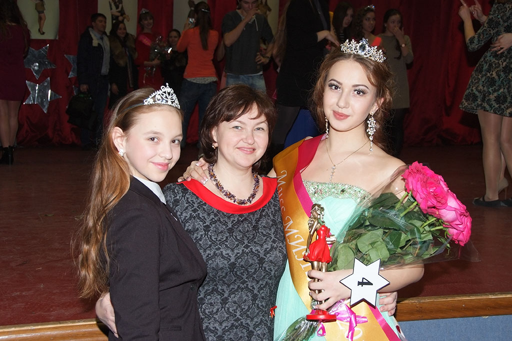 Победительница конкурса Софья Герт с мамой и сестрой