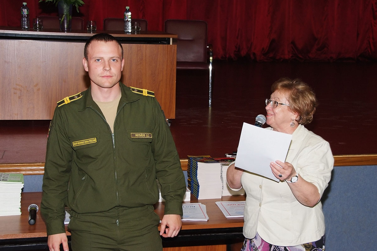 Алла Константиновна Фролкова особо отметила выступление курсанта военной Академии химической защиты Д.С. Мотайло...