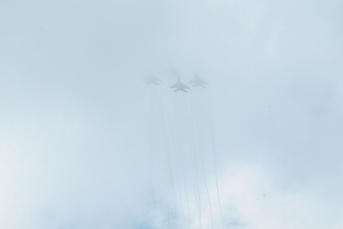 Особенный восторг у зрителей вызывало стремительное 'растворение' группы самолётов в облаках