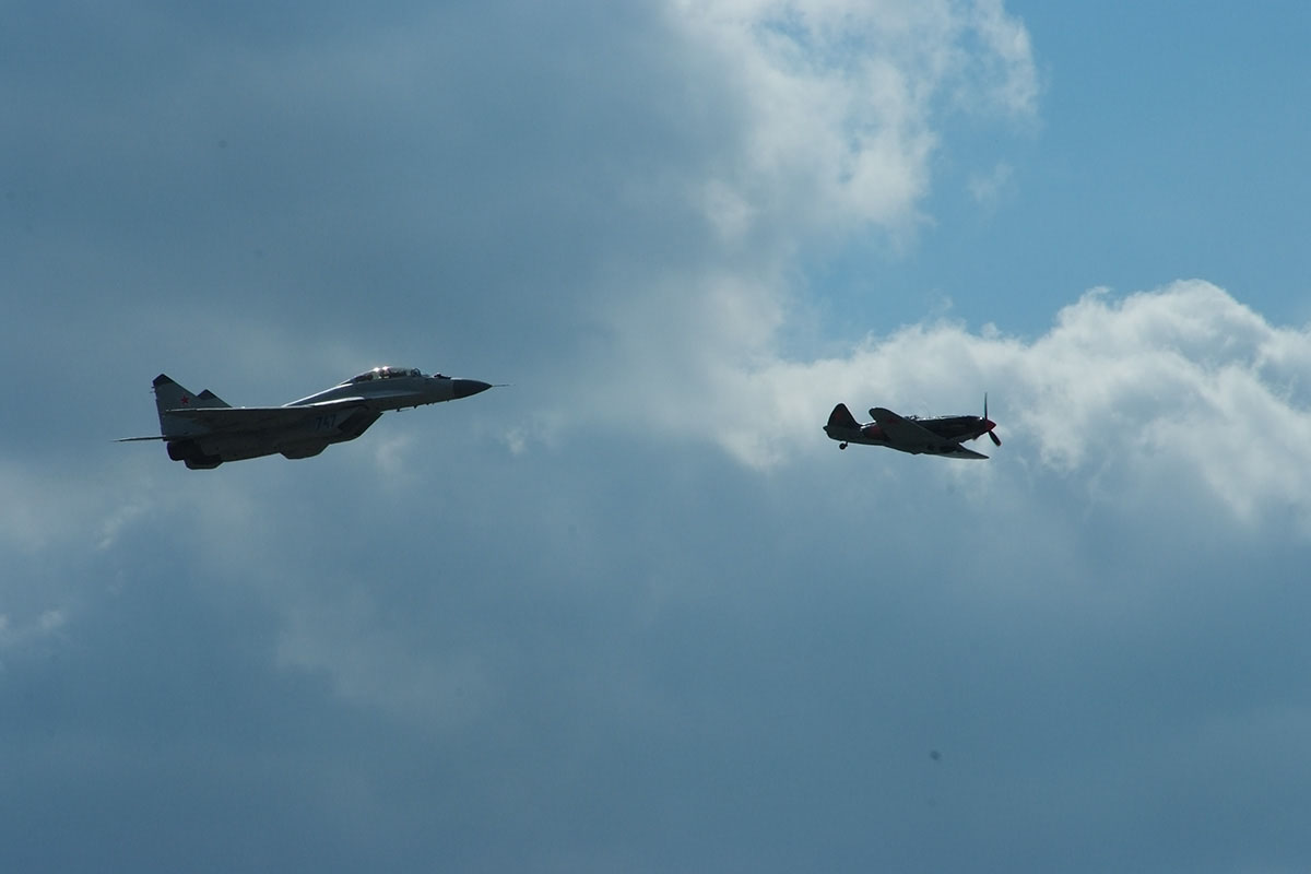 В небе два МиГа: МиГ-3 и Миг-29