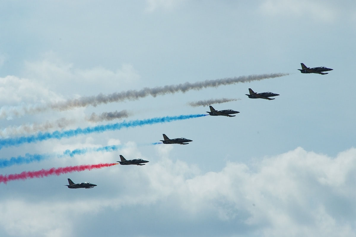 Группа самолётов Л-29 раскрасила небо в цвета российского флага