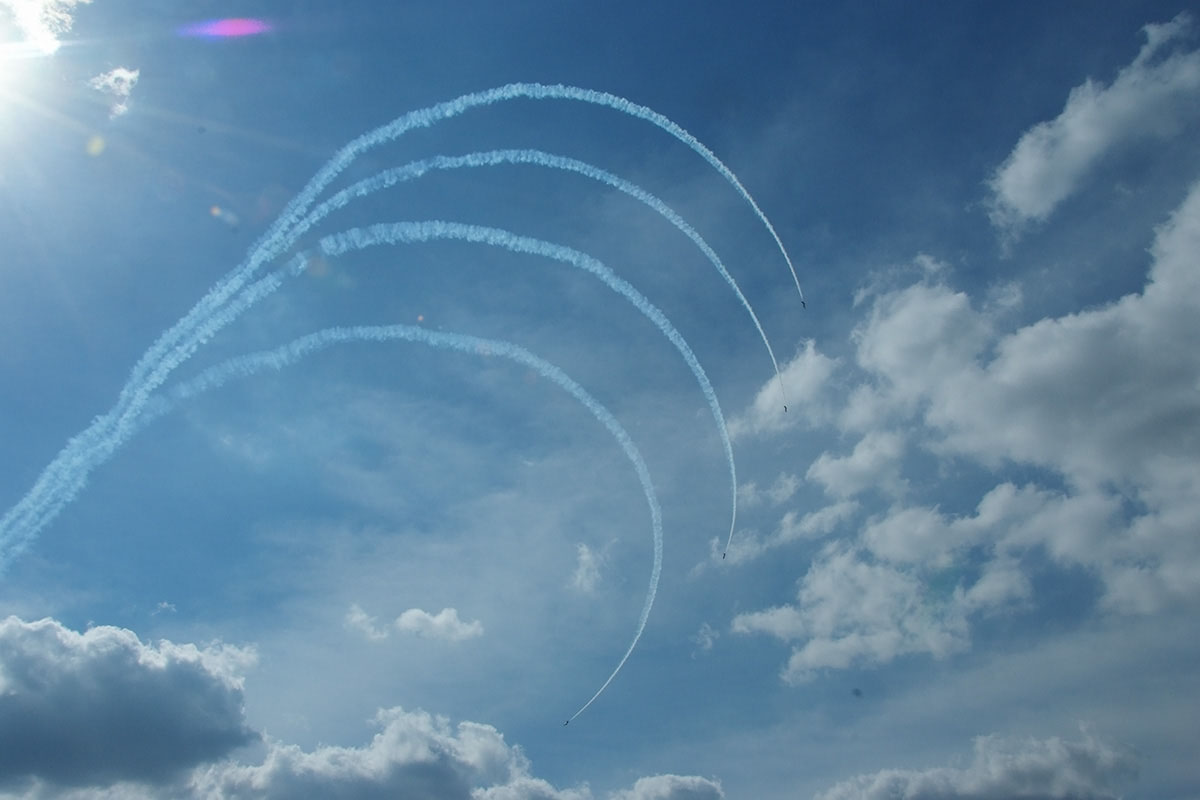 Лётчики группы 'Русь' нарисовали в небе эмблему своей группы