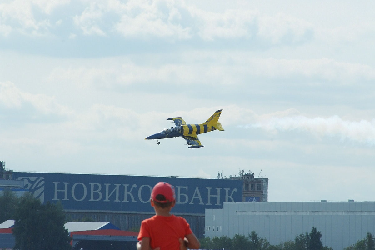 Трюк 'Заход на посадку пьяного пилота' выполняет командир группы Владимир Соболев