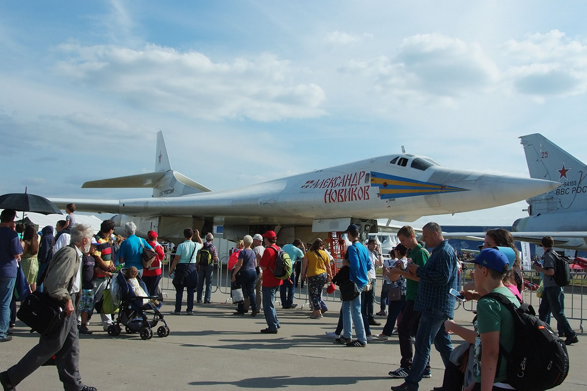 Легендарный сверхзвуковой стратегический бомбрадировщик Ту-160, известный как 'Белый лебедь' - гордость отечественного самолётостроения. Это самый большой сверхзвуковой самолёт в мире