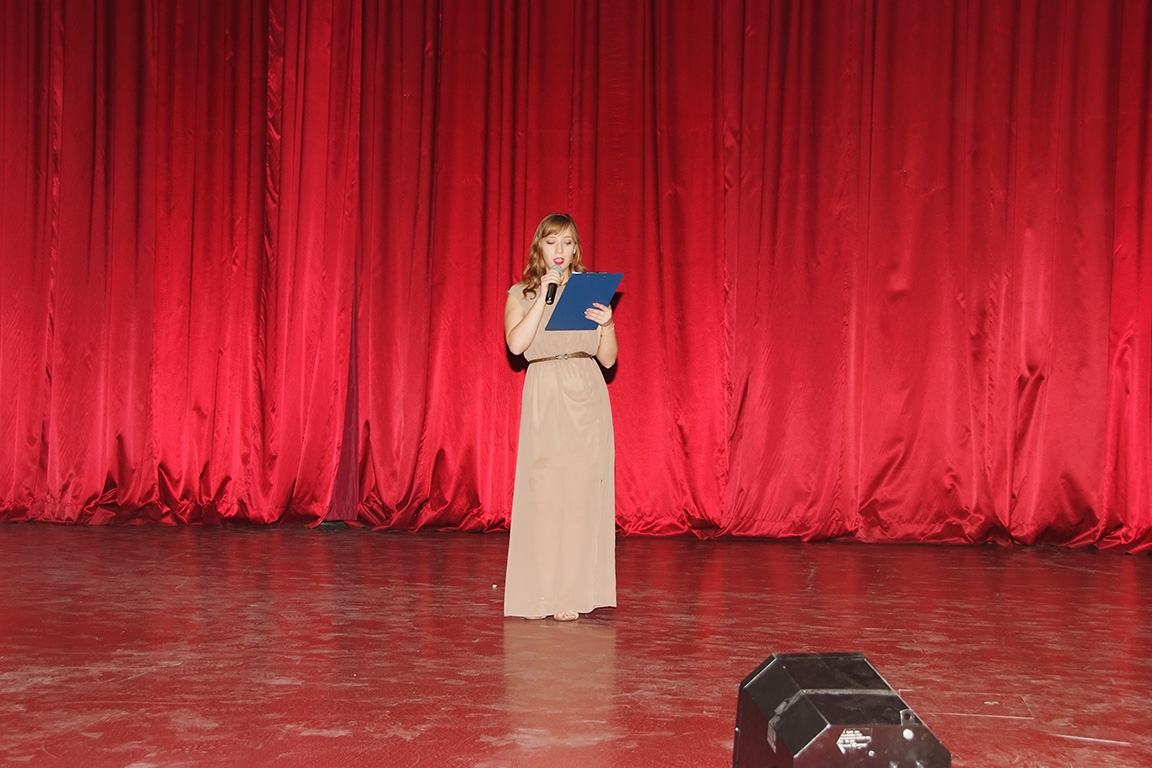 Ведущая концерта и председатель СтудКлуба МИТХТ Анастасия Клиндухова объявляет первый номер праздничного концерта