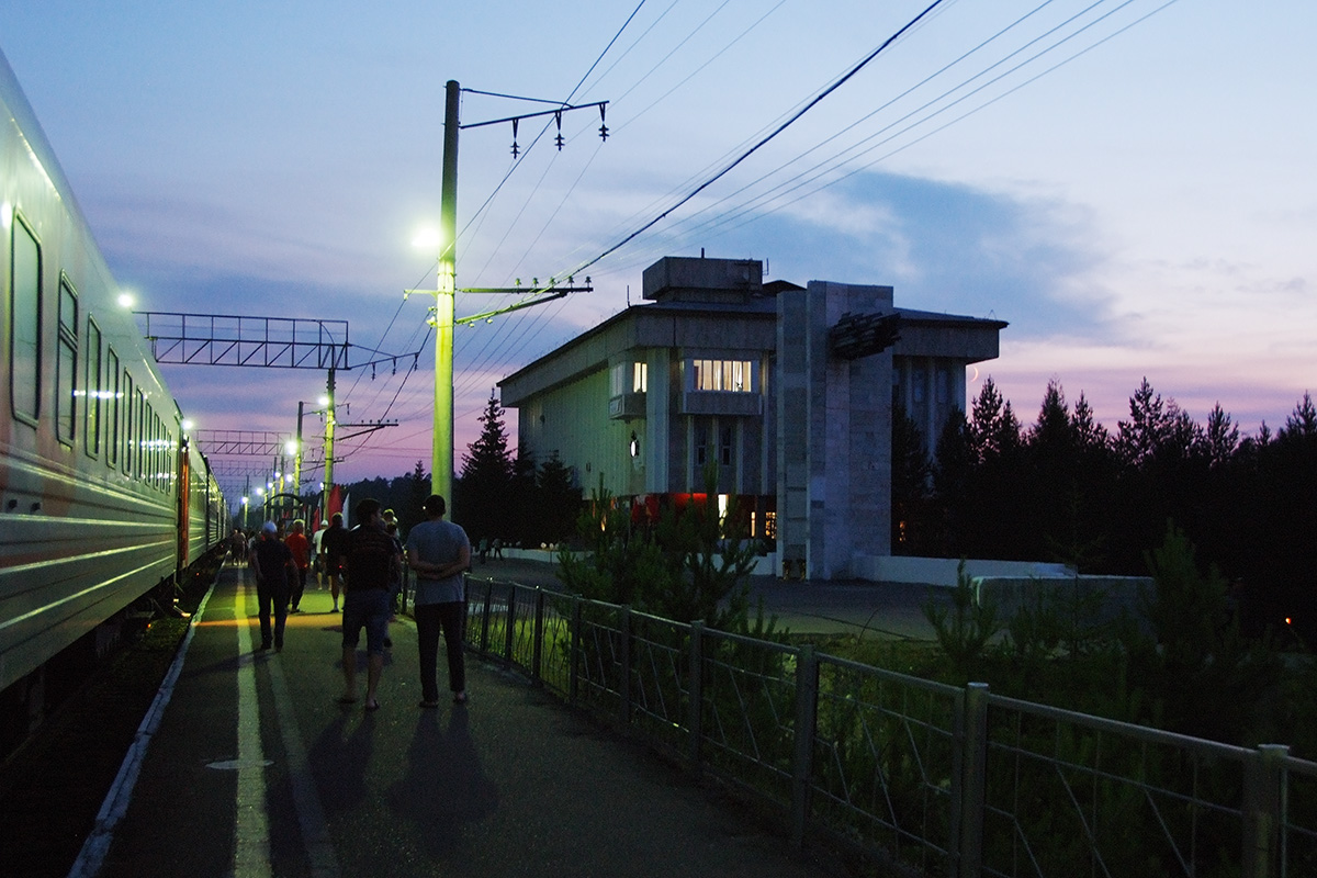 Ночная остановка на станции Куанда. Виден монумент, установленный в честь стыковки БАМа
