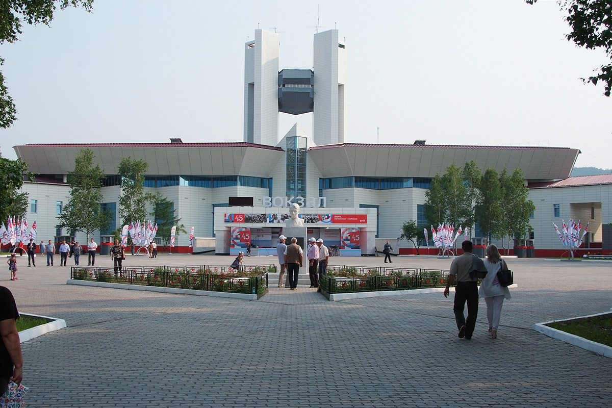 Вокзал Тынды, самый крупный в Амурской области. Здание вокзала является уникальным: оно имеет сложную ломаную форму, изображающую силуэт птицы. Вокзал является самым высоким на Дальнем Востоке — его высота 48 метров