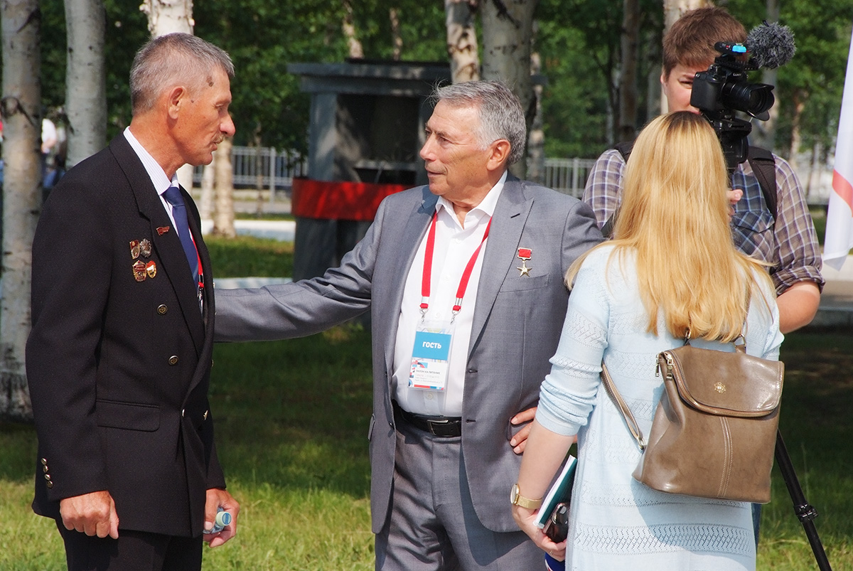 Герой Социалистического Труда, начальник ГлавБАМстроя в 1986-1988 годах Ефим Владимирович Басин приветствует гостей праздника