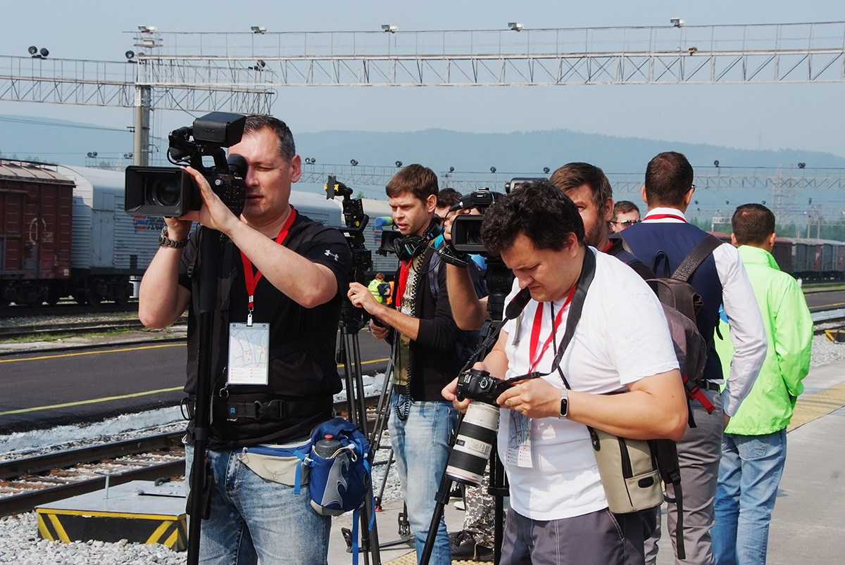 Репортёры с нетерпением ждут стыковки поездов, идущих из Иркутска и Хабаровска