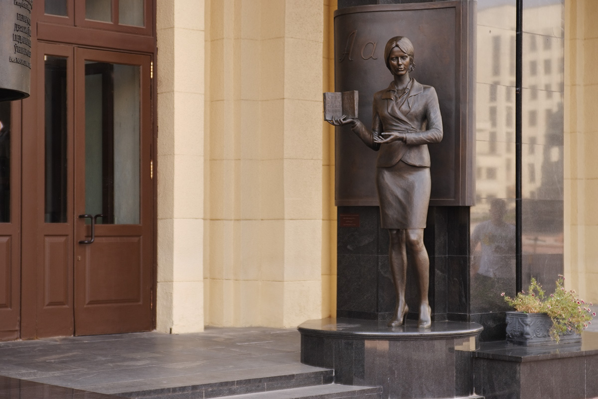 Памятник учительнице на входе в педагогический университет