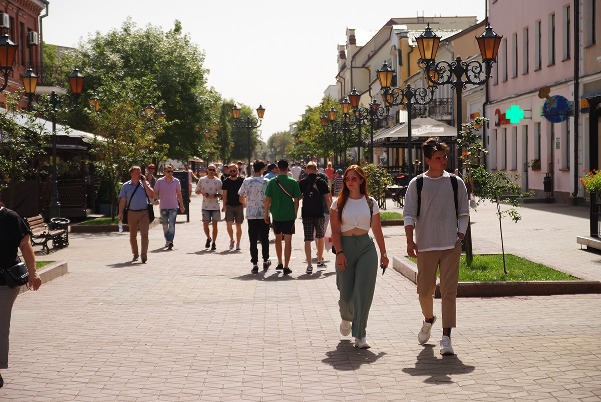 Улица Советская, главная пешеходная улица города. Аналог московского Арбата