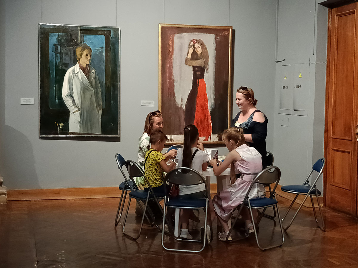 Интересная идея: проводить художественные мастер-классы для детей в окружении картин известных художников