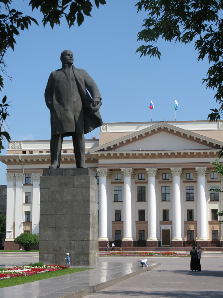 Грандиозный памятник Ленину
