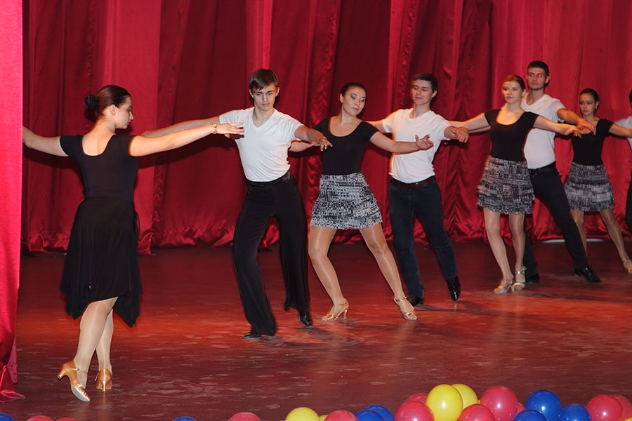 Номер 'Школа танцев' представляет танцевальная студия 'Октан' под руководством Ольги Лях