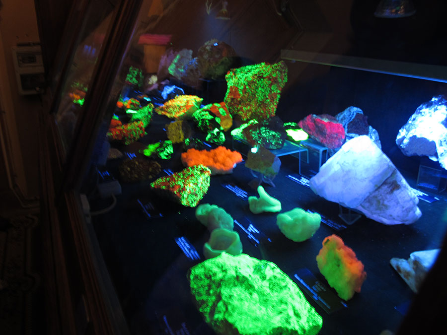 Так выглядят некоторые камни в ультрафиолетовой подсветке