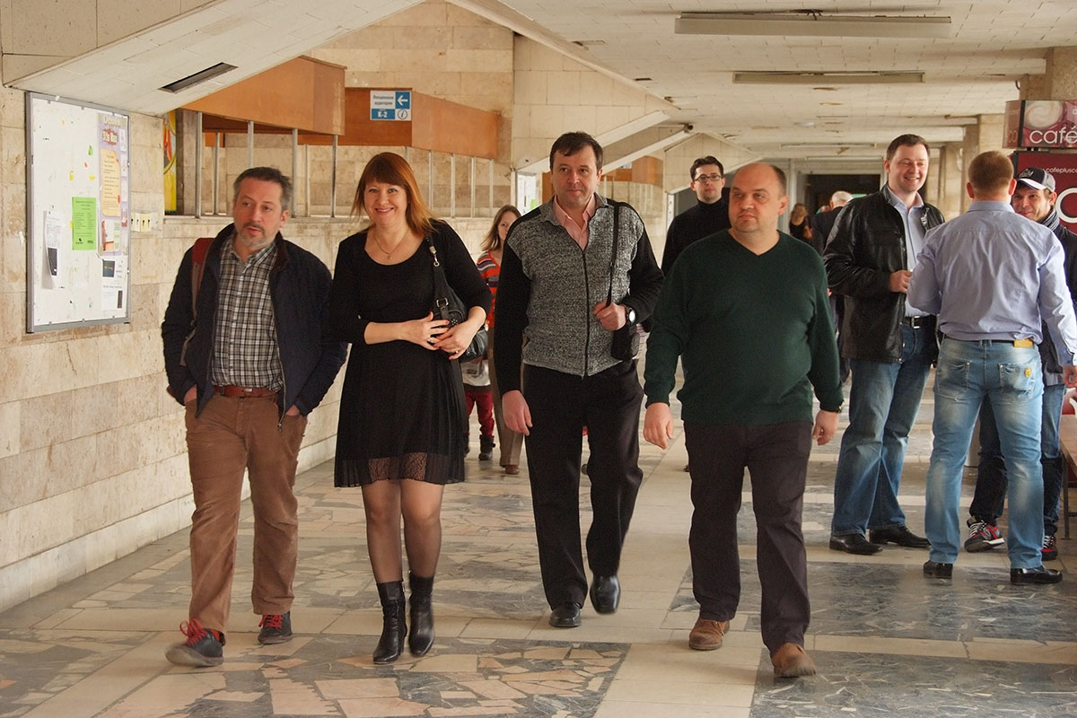 Выпускники, которые учились ещё на Пироговке, с интересом прошли по коридорам нового здания МИТХТ на Юго-Западной