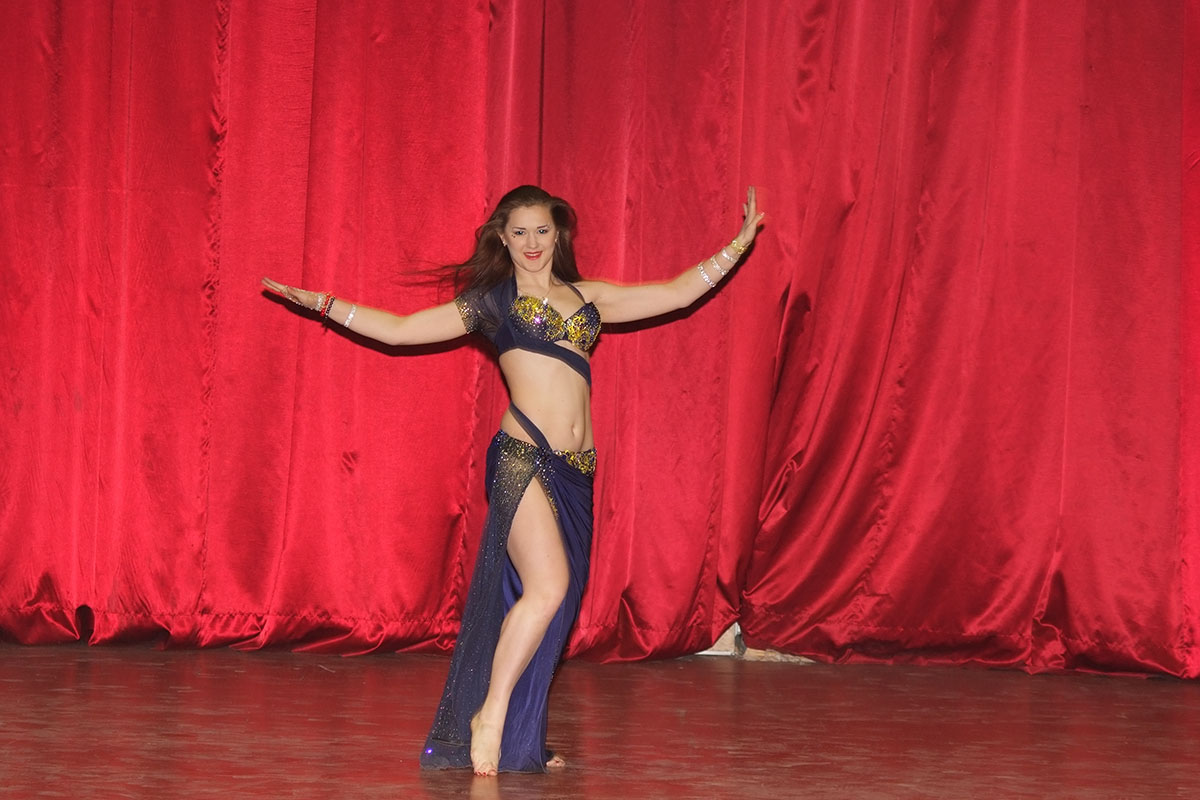 Зрители громко аплодировали талантливой первокурснице Алине Башариной, выступавшей с номером 'Восточный танец'