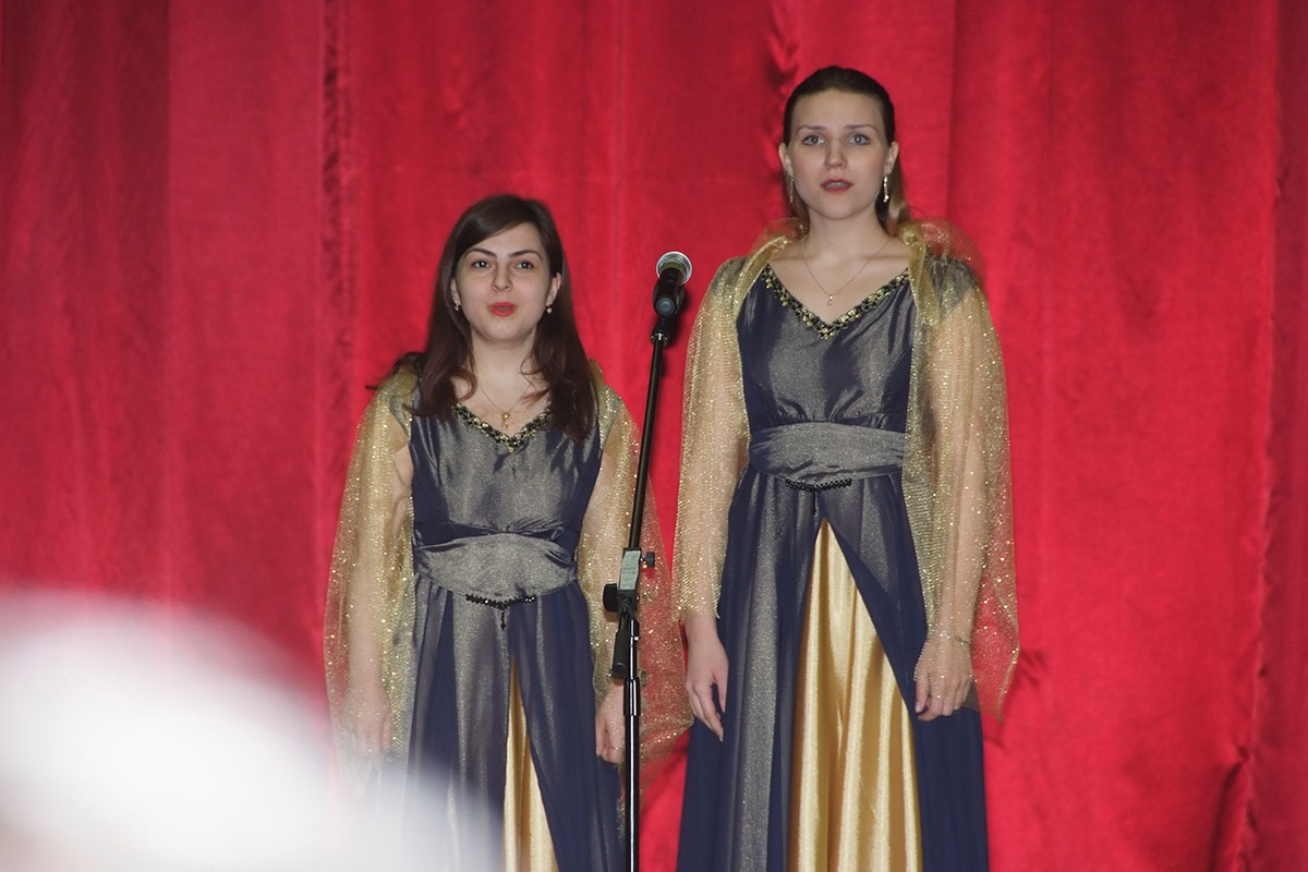 Две девушки исполнили украинскую народную песню на украинском языке 'Сила птаха'