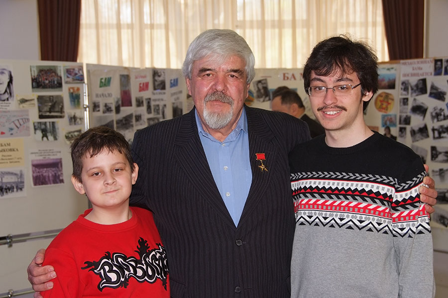 Александр Васильевич Бондарь со мной и моим младшим братом Мишей Лобановым