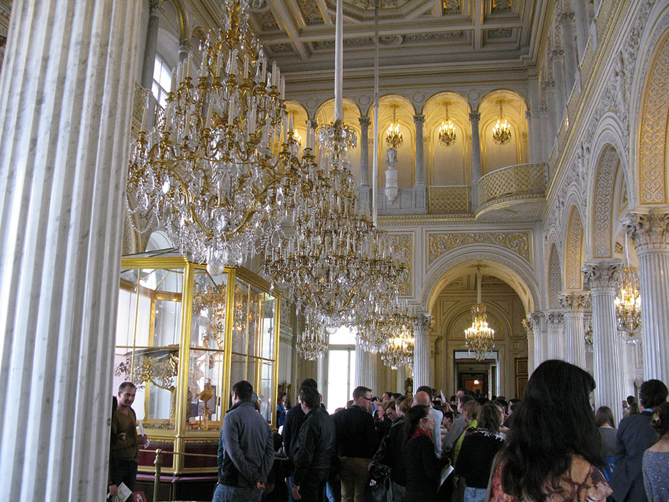 Павильонный зал Малого Эрмитажа. Как нам рассказали, в этом зале смешались три стиля: колонны, выполненные в стиле классицизма...