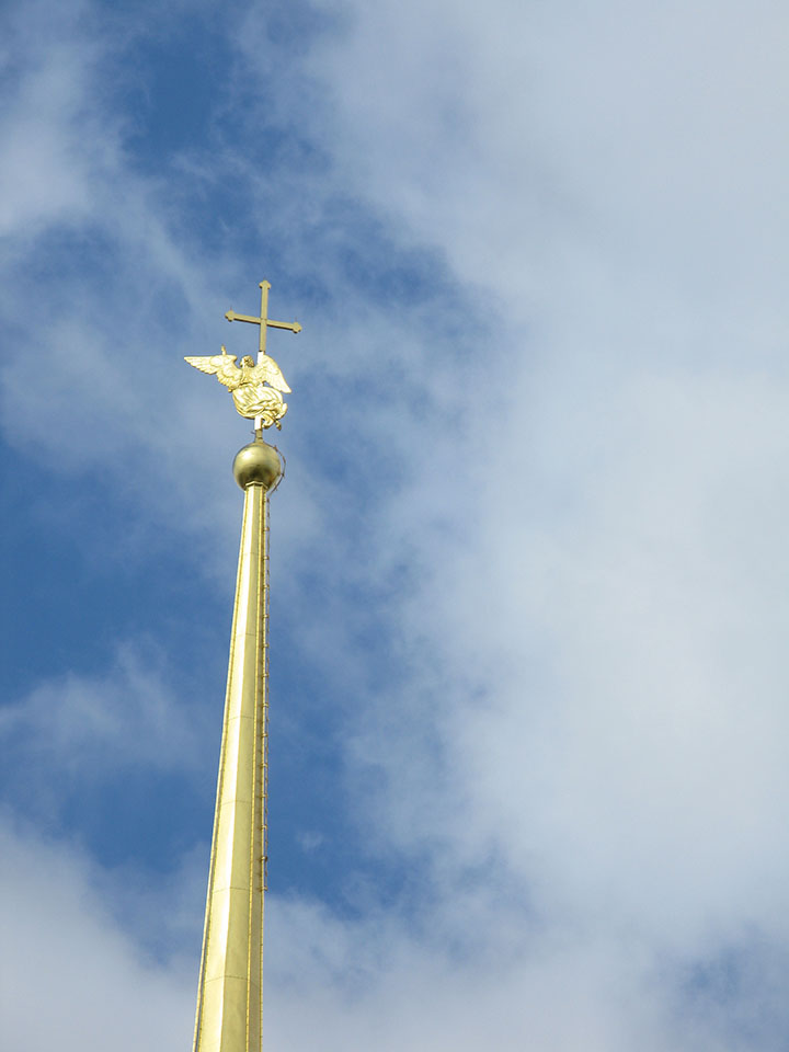 Золотой шпиль Петропавловского собора на фоне пронзительного голубого неба