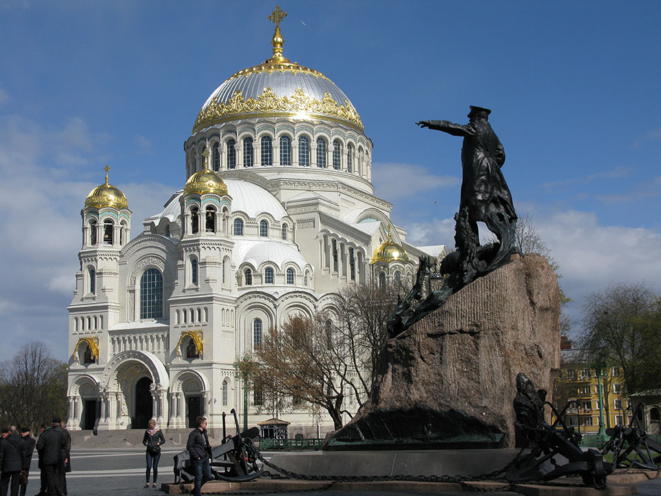 Вид на Якорную площадь - центральную площадь города, памятник адмиралу Макарову и морской Никольский собор