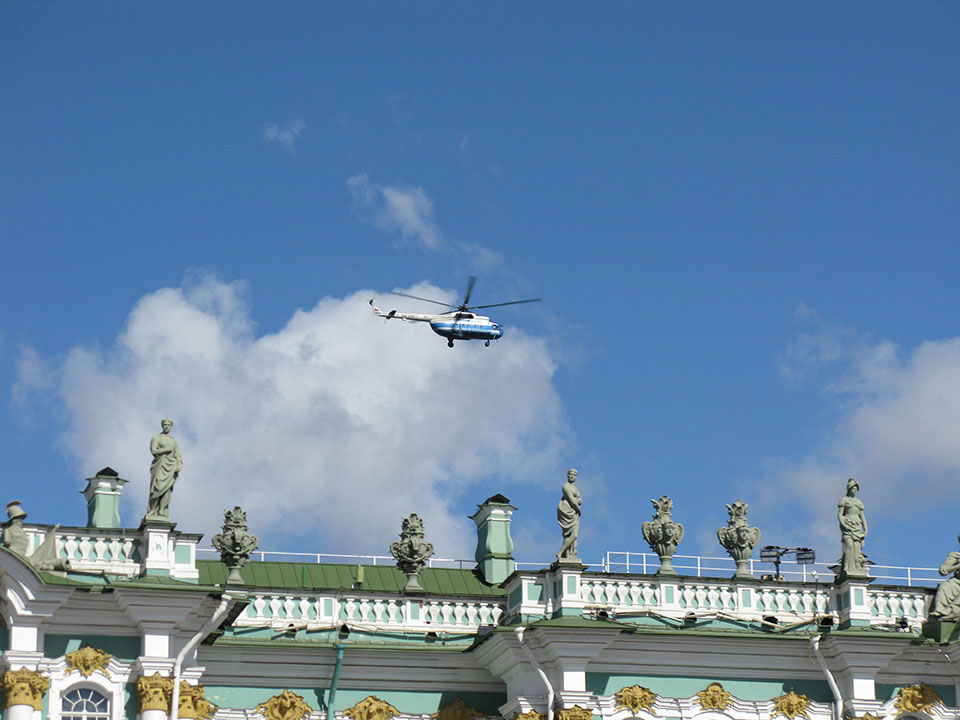Поскольку мы приехали в Петербург незадолго до парада 9 мая, мы застали этапы подготовки города к празднику. В частности, над центром всё время пролетали вертолёты